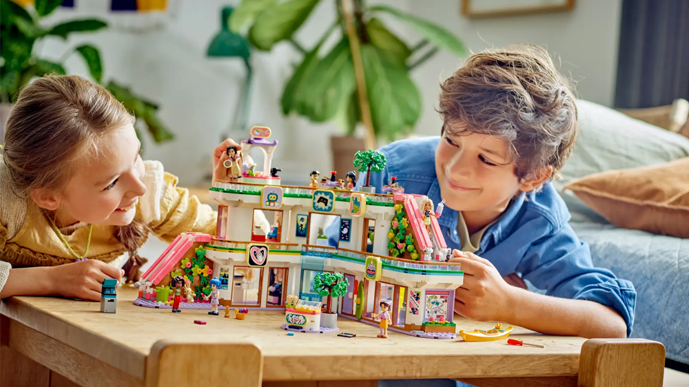 Děti se stavebnicí LEGO® Friends Obchodní centrum v městečku Heartlake 42604 EW_03