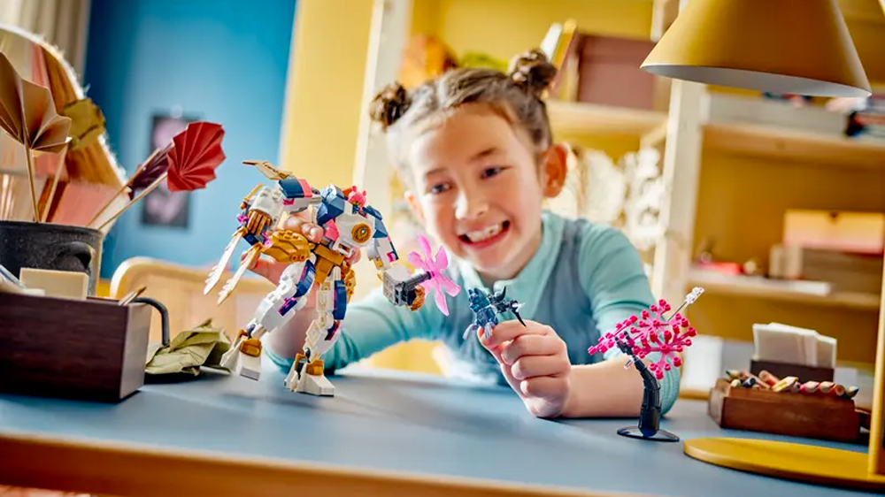 Dívka hrající si se složenou stavebnicí LEGO® NINJAGO® 71807 Sorin živelný technický robot_02