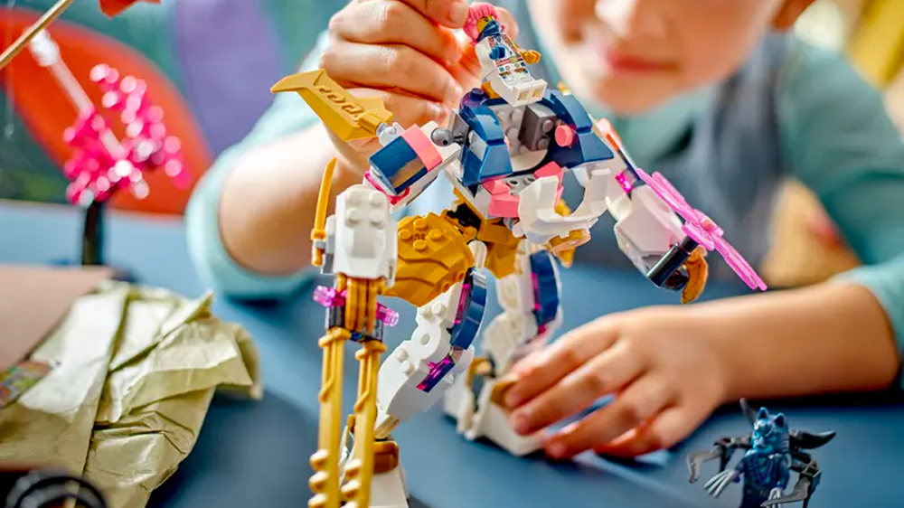 Dívka hrající si se složenou stavebnicí LEGO® NINJAGO® 71807 Sorin živelný technický robot_03
