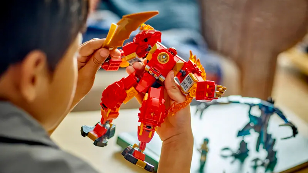 Chlapec skládající stavebnici LEGO® NINJAGO® 71808 Kaiův živelný ohnivý robot_02