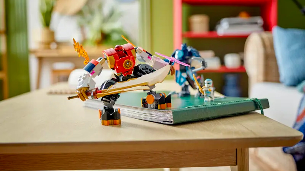 Složená stavebnice LEGO® NINJAGO® 71808 Kaiův živelný ohnivý robot rozmístěná na stole_03