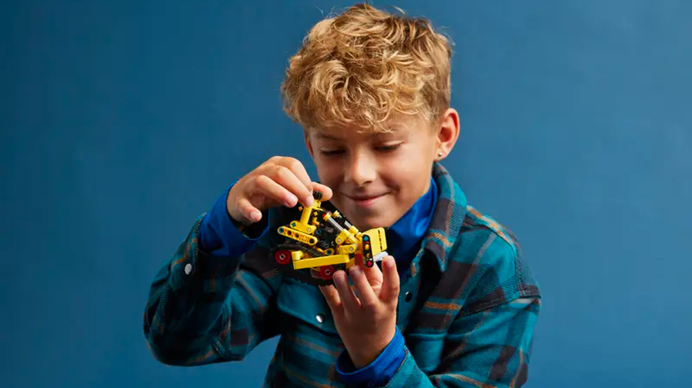 Dítě hrající si se stavebnicí LEGO® Technic 42163 Výkonný buldozer_02