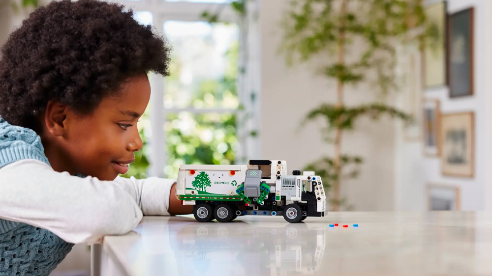 Chlapec se stavebnicí LEGO® Technic 42167 Popelářský vůz Mack LR Electric EW_03