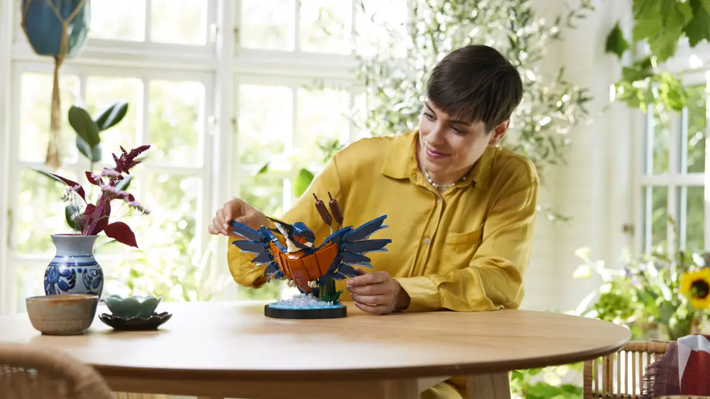Žena se stavebnicí LEGO® Icons 10331 Ledňáček EW_03