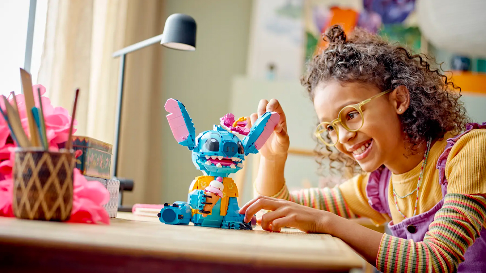 Dívka se stavebnicí LEGO® Disney 43249 Stitch EW_03