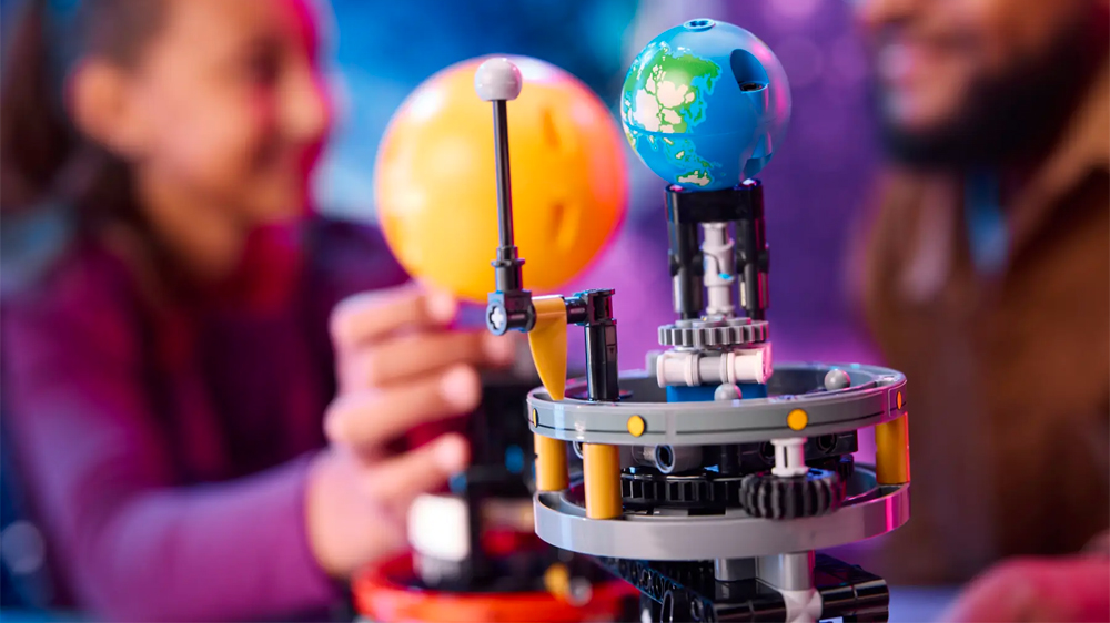 D&iacute;vka s otcem u stavebnice LEGO&reg; Technic 42179 Planeta Země a Měs&iacute;c na oběžn&eacute; dr&aacute;ze EW_03