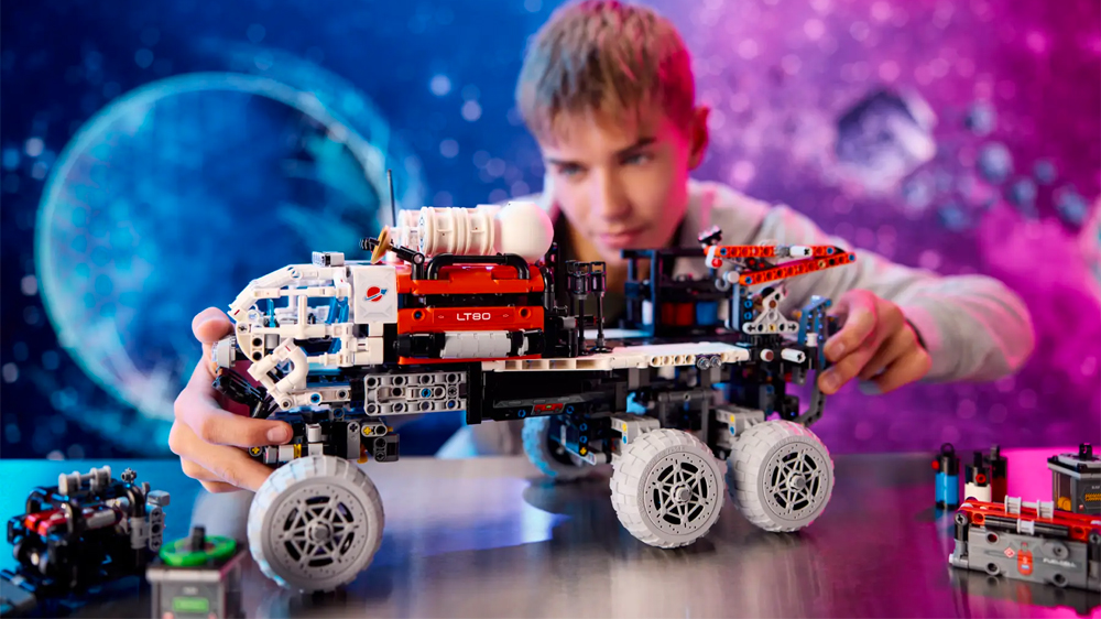 Chlapec se stavebnicí LEGO® Technic 42180 Průzkumné vozítko s posádkou na Marsu EW_02