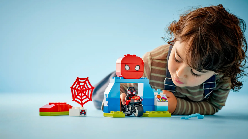 Dítě se stavebnicí LEGO® DUPLO® Marvel Spin a dobrodružství na motorce 10424 EW_02