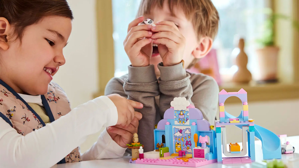 Děti se stavebnicí LEGO® Gábi a kočičí jesličky 10796 EW_02