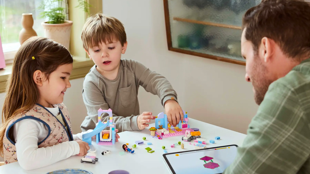 Otec s dětmi u stavebnice LEGO® Gábi a kočičí jesličky 10796 EW_03