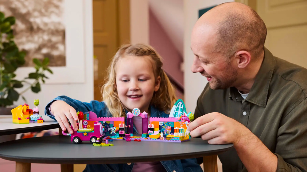 Otec s dítětem u stavebnice LEGO® Gábinin kouzelný domek Gábi a její párty-místnost 10797 EW_02