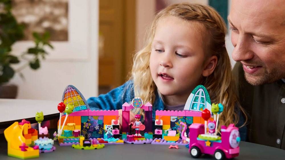Otec s dítětem u stavebnice LEGO® Gábinin kouzelný domek Gábi a její párty-místnost 10797 EW_04