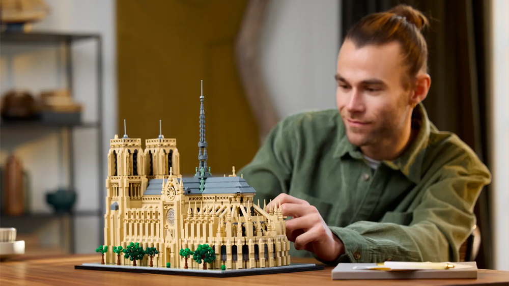 Muž se stavebnicí LEGO® Architecture Notre-Dame v Paříži 21061 EW_02