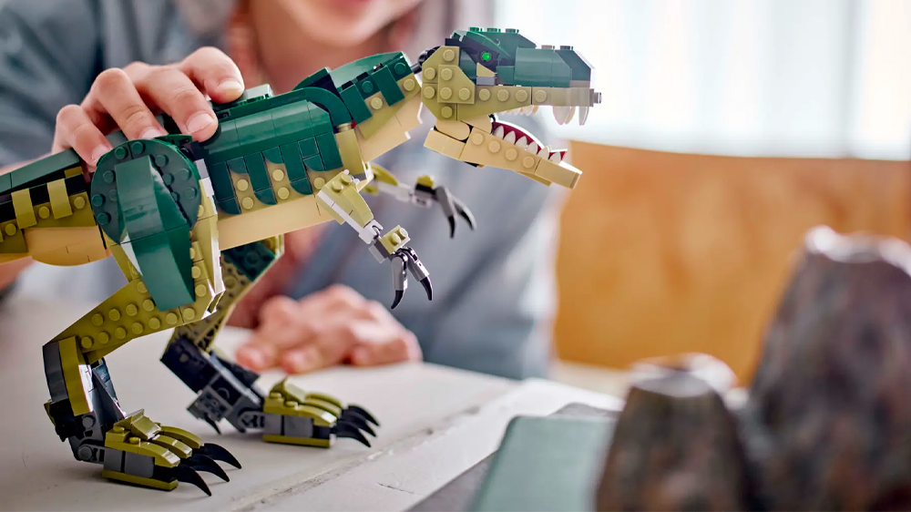 Chlapec se stavebnicí LEGO® Creator 3 v 1 31151 T-rex EW_02