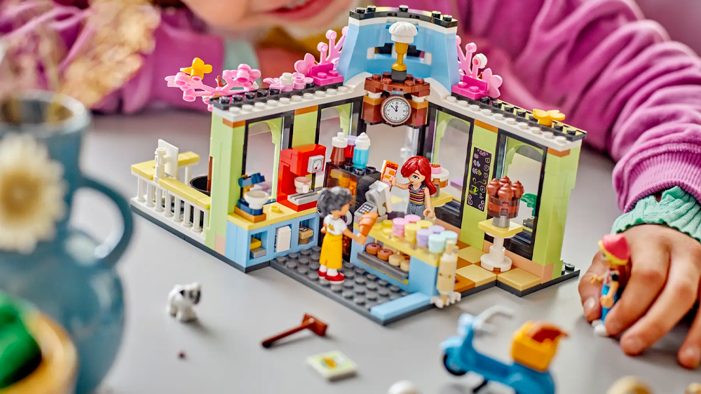 Dívka se stavebnicí LEGO® Friends 42618 Kavárna v městečku Heartlake EW_04