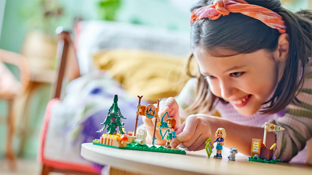 Dívka se stavebnicí LEGO® Friends Lukostřelnice na dobrodružném táboře 42622 EW_02