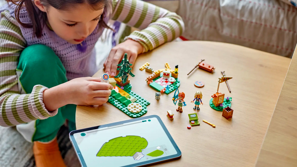 Dívka se stavebnicí LEGO® Friends Lukostřelnice na dobrodružném táboře 42622 EW_04