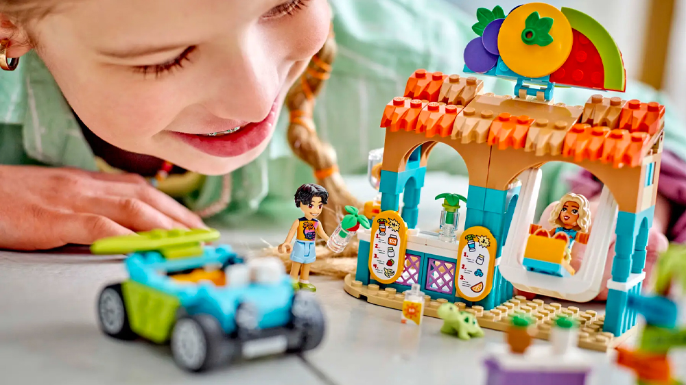 Dívka se stavebnicí LEGO® Friends 42625 Plážový stánek se smoothies EW_02