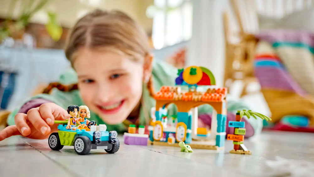 Dívka se stavebnicí LEGO® Friends 42625 Plážový stánek se smoothies EW_03