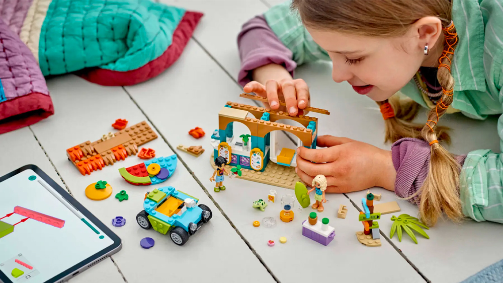 Dívka se stavebnicí LEGO® Friends 42625 Plážový stánek se smoothies EW_04