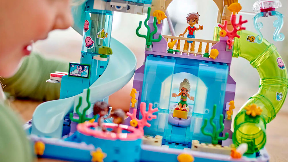 Dítě se stavebnicí LEGO® Friends 42630 Aquapark v městečku Heartlake EW_02