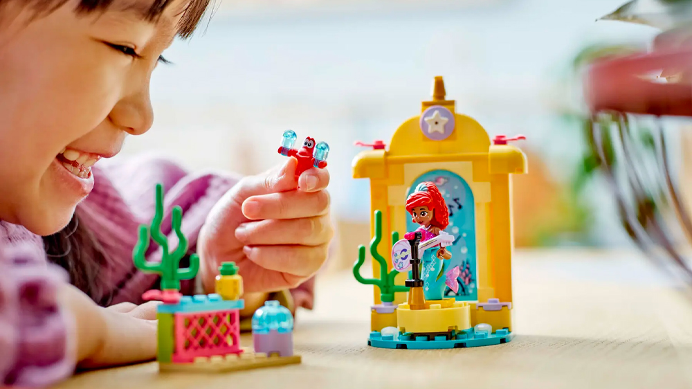 Dítě se stavebnicí LEGO® 43235 Ariel a její hudební pódium EW_02
