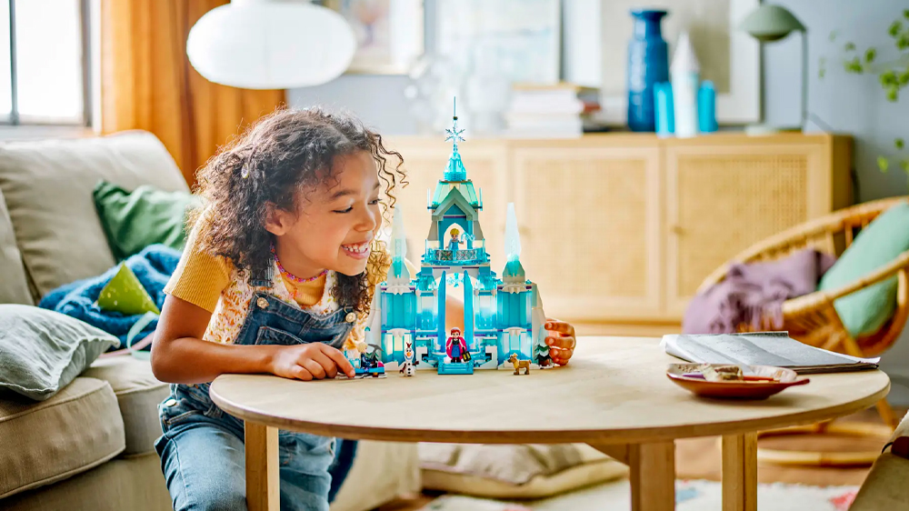 Dívka se stavebnicí LEGO® Disney 43244 Elsa a její ledový palác EW_02