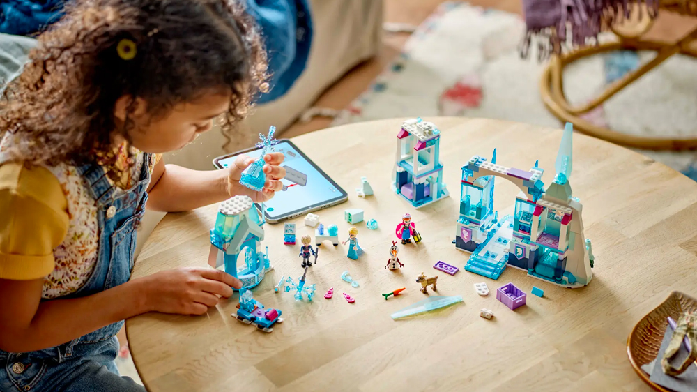 Dívka se stavebnicí LEGO® Disney 43244 Elsa a její ledový palác EW_03