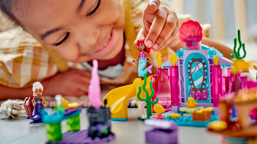 Dítě se stavebnicí LEGO® Disney 43254 Ariel a její křišťálová jeskyně EW_02
