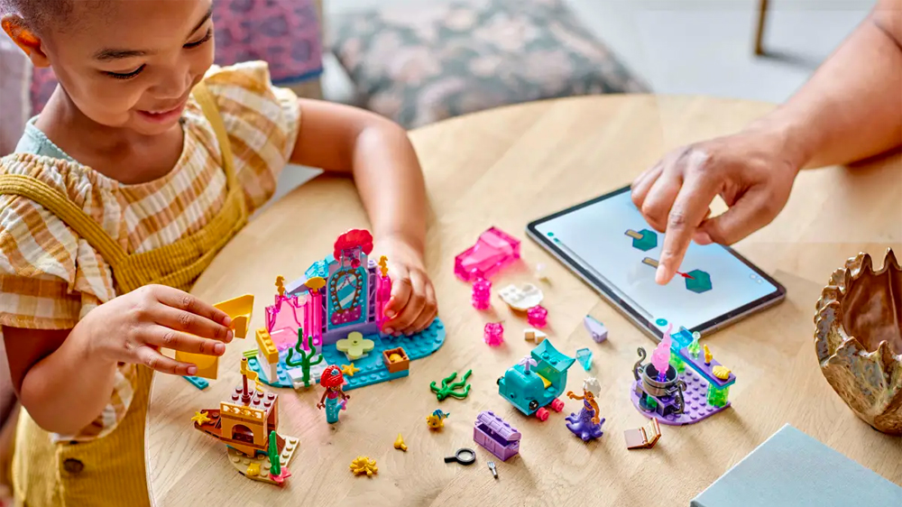 Dítě se stavebnicí LEGO® Disney 43254 Ariel a její křišťálová jeskyně EW_03