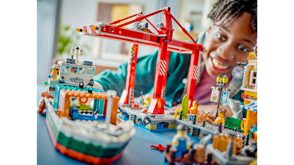 Dítě se stavebnicí LEGO® City 60422 Přístav s nákladní lodí EW_02