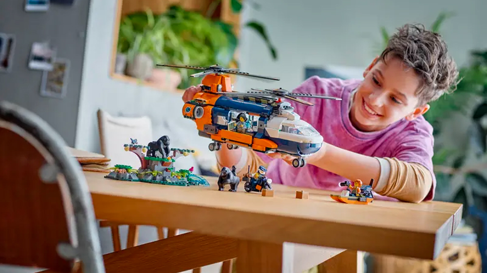 Dítě se stavebnicí LEGO® City Helikoptéra na průzkum džungle 60437 EW_03