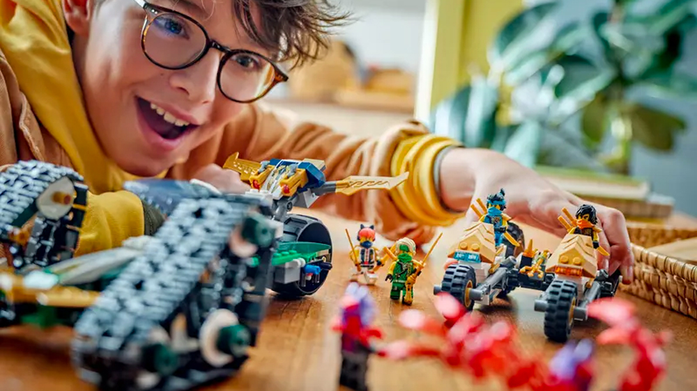 Chlapec se stavebnicí LEGO® NINJAGO® Tým nindžů a kombo vozidlo 71820 EW_03