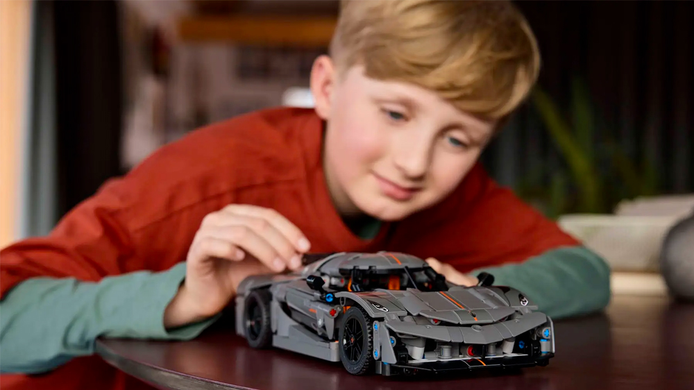 LEGO® Technic 42173 Šedé hyperauto Koenigsegg Jesko Absolut má na délku téměr 30 cm_04