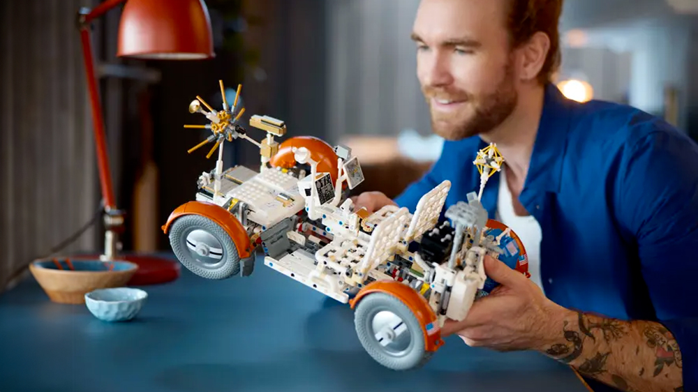 Mladý muž s modelem LEGO® Technic 42182 Lunární průzkumné vozidlo NASA Apollo – LRV _03