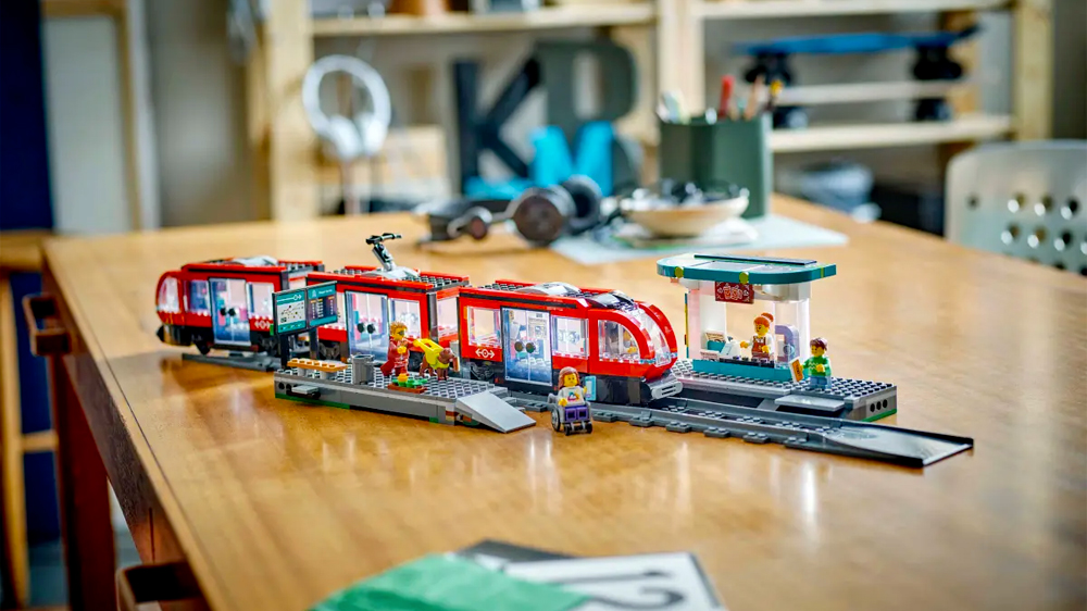 Stavebnice LEGO® City 60423 Tramvaj a zastávka v centru města na stole_03