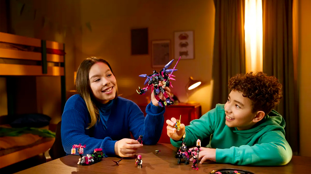 Děti hraj&iacute;c&iacute; si s LEGO&reg; DREAMZzz Nikdyčarodějnice a jej&iacute; stvořen&iacute; z nočn&iacute; můry 71483_04