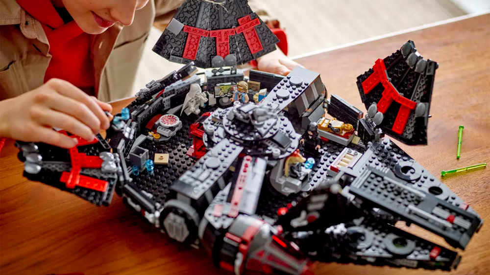 Chlapec skládající loď stavebnice LEGO® Star Wars Temný Falcon 75389_04