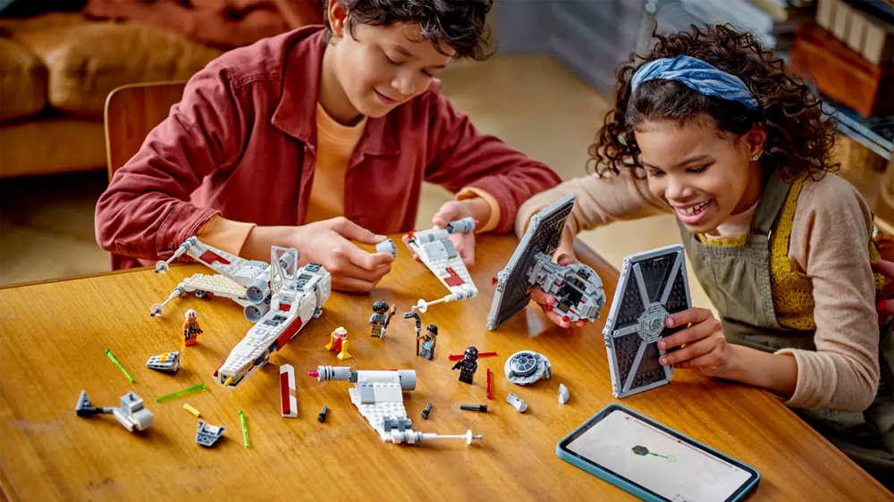 Děti skládají stavebnici LEGO® Star Wars Stíhačka TIE a X-wing 75393_04