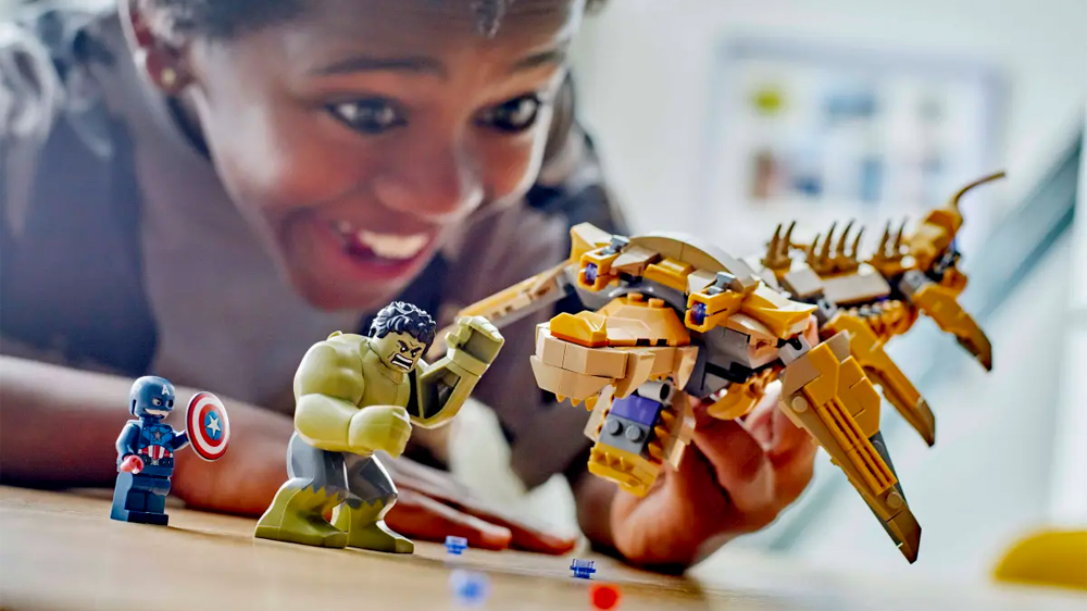 Chlapec hrající si s Leviathanem z LEGO® Marvel Avengers vs. Leviathan 76290_2