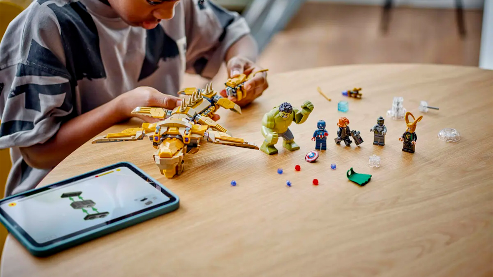 Dítě stavějící Leviathana LEGO® Marvel Avengers vs. Leviathan 76290_3