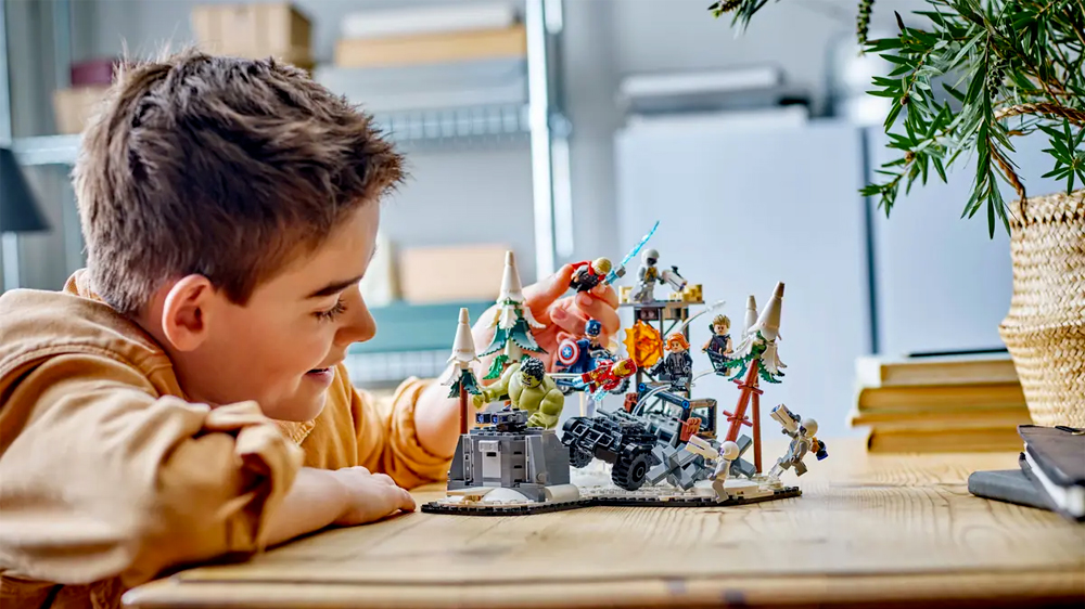 Chlapec hrající si s LEGO® Marvel The Avengers Assemble: Age of Ultron 76291_2