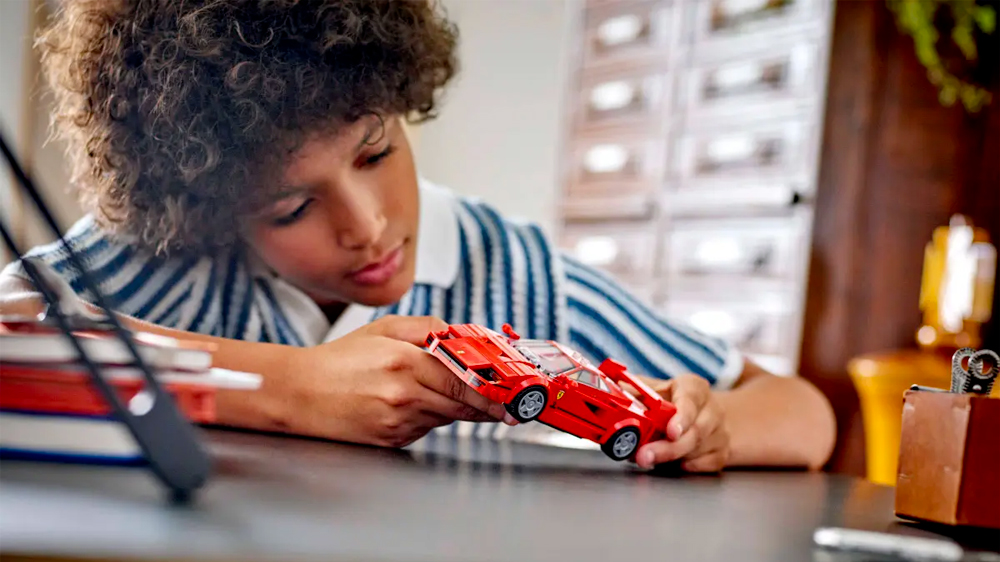 Dítě hrající si s LEGO® Speed Champions Superauto Ferrari F40 76934_2