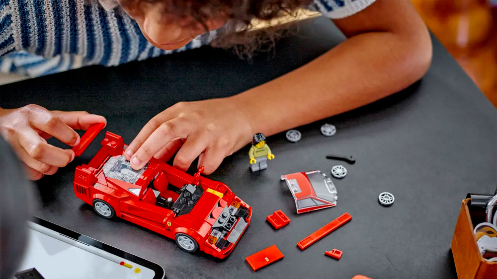 Dítě sestavující model LEGO® Speed Champions Superauto Ferrari F40 76934_3