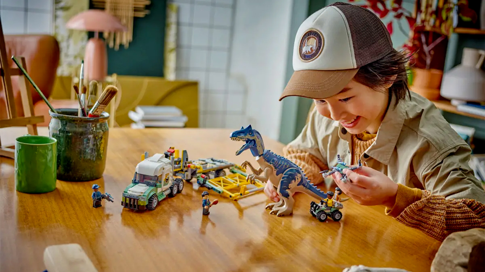 Chlapec si hraje s LEGO® Jurassic World 76966 Dinosauří mise: Přeprava allosaura_02