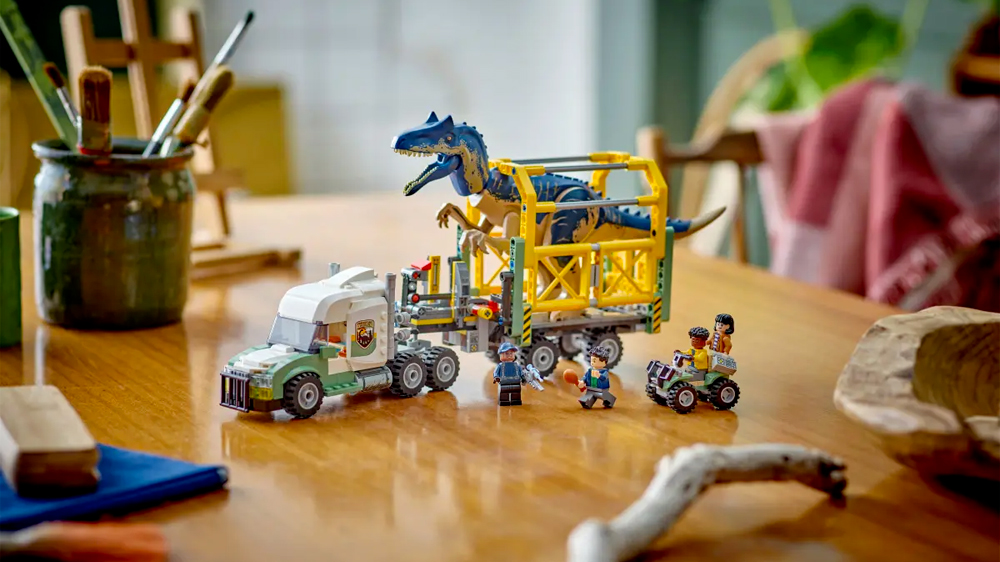 Stavebnice LEGO® Jurassic World 76966 Dinosauří mise: Přeprava allosaura na výstavce_03