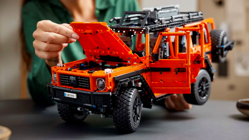 Sestavený model LEGO® Technic 42177 Mercedes-Benz G 500 PROFESSIONAL Line s otevřenými dveřmi a zvednutou kapotu_02