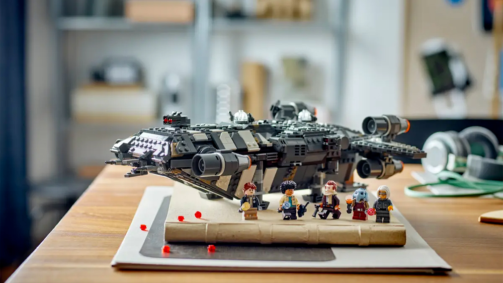 Dostavěná stavebnice LEGO® Star Wars 75374 Onyx Cinder stojící na psacím stole včetně všech pěti členů posádky_02