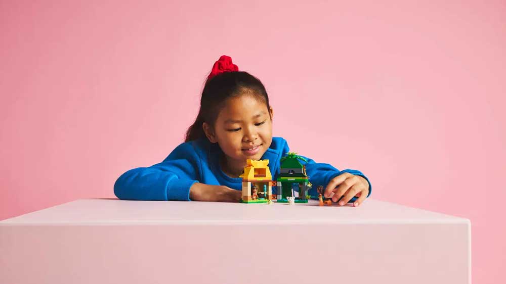 Dívka si hraje se stavebnicí LEGO® Disney 43260 Vaiana a zábava na ostrově_04