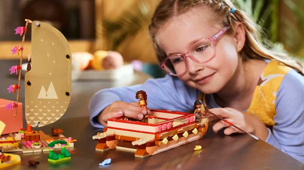 D&iacute;vka si hraje se stavebnic&iacute; LEGO&reg; Disney 43270 Vaiana a dobrodružstv&iacute; na k&aacute;noi_04